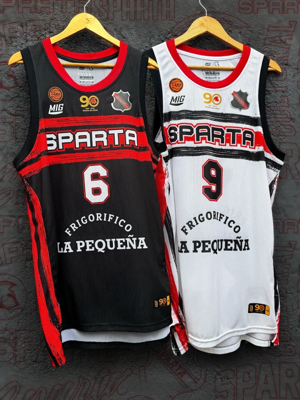Camisetas Sparta — negra y blanca